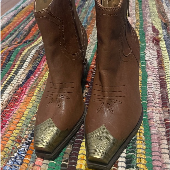 Gianni Bini On Tour western cowboy brown leather boot with gold plated toe. New - Picture 13 of 13